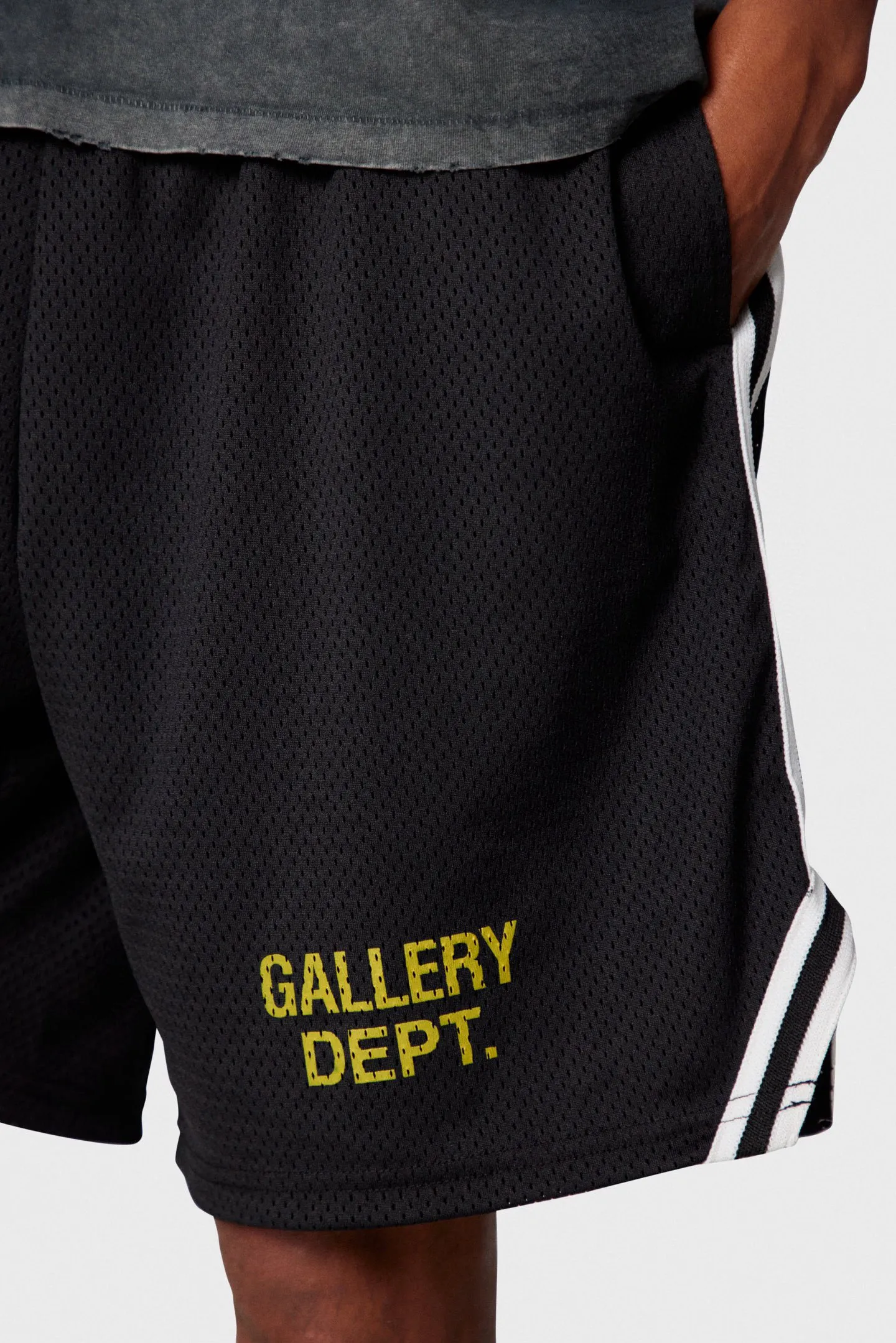 GALLERY DEPT. VENICE COURT SHORTS English mesh shorts Logo webbing wide-leg basketball shorts Black and white S-XL Original molding Loose wide-leg version American boys' first choice Breathable mesh fabric Superimposed soft material inside Comfortable and easy to match Custom-woven original consistent webbing/main mark/component wash mark Details are enlarged to follow